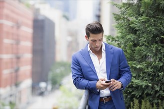 Young businessman relaxing when text messaging. New York City, USA.
Photo : pauline st.denis
