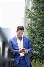 Young businessman relaxing when text messaging. New York City, USA.
Photo : pauline st.denis