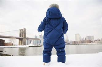 Boy (4-5) looking at Brooklyn Bridge. New York City, New York State, USA.
Photo : Maisie Paterson