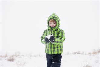 Boy (4-5) playing with snow. Colorado, USA.
Photo : Maisie Paterson
