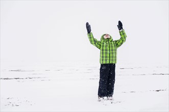 Boy (4-5) with raised arms in snowy landscape. Colorado, USA.
Photo : Maisie Paterson