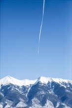 Vapor trail on clear sky above mountains. Colorado, USA.
Photo : Maisie Paterson