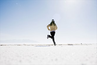 Woman running on snow. Colorado, USA.
Photo : Maisie Paterson