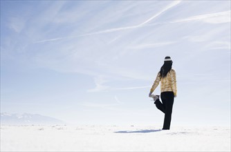 Woman stretching on snow. Colorado, USA.
Photo : Maisie Paterson
