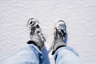 Close-up of human legs in snow.
Photo : Maisie Paterson
