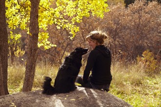 Woman and her collie sitting on stone. Colorado, USA.
Photo : Kelly