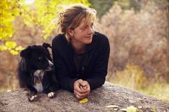 Woman and her collie leaning on rock. Colorado, USA.
Photo : Kelly
