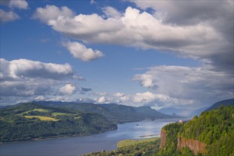 View of Columbia River. Columbia River Gorge, Oregon, Washington, USA.
Photo : Gary Weathers