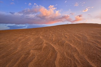 Sand dune and clouds during sunset. Christmas Valley, Oregon, USA.
Photo : Gary Weathers