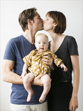 Studio portrait of parents with baby son (2-5 months).
Photo : Jessica Peterson