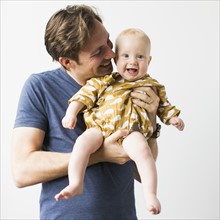 Studio portrait of father with baby son (2-5 months).
Photo : Jessica Peterson