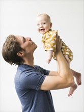 Studio portrait of father with baby son (2-5 months).
Photo : Jessica Peterson