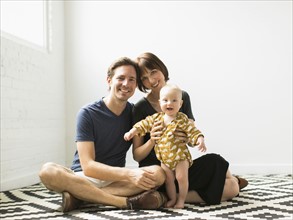 Portrait of parents with baby son (2-5 months).
Photo : Jessica Peterson