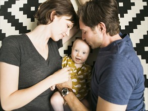 Portrait of parents with baby son (2-5 months).
Photo : Jessica Peterson