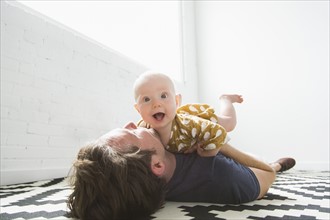 Father playing with baby son (2-5 months).
Photo : Jessica Peterson
