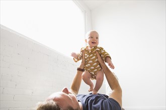 Father playing with baby son (2-5 months).
Photo : Jessica Peterson