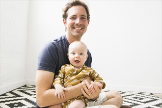 Portrait of father with baby son (2-5 months).
Photo : Jessica Peterson