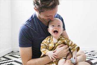 Portrait of father with baby son (2-5 months).
Photo : Jessica Peterson