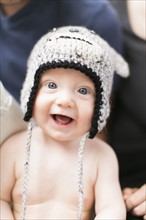 Portrait of baby boy (2-5 months) wearing knit hat.
Photo : Jessica Peterson