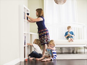Mother with son (8-9) and daughters (4-5, 6-7) in their room.
Photo : Jessica Peterson