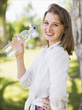 Portrait of young woman drinking water. Salt Lake City, Utah, USA.
Photo : Jessica Peterson