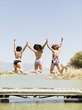 Three women jumping into lake. Salt Lake City, Utah, USA.
Photo : Jessica Peterson