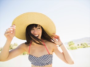 Portrait of woman wearing sun hat on beach. Salt Lake City, Utah, USA.
Photo : Jessica Peterson