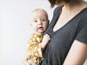 Studio portrait of mother with baby son (2-5 months).
Photo : Jessica Peterson