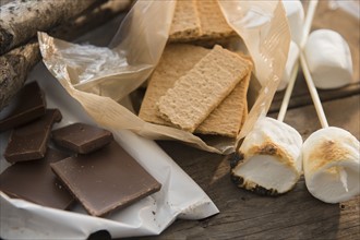 Studio Shot of toasted marshmallows, chocolate and graham crackers.
Photo : Jamie Grill
