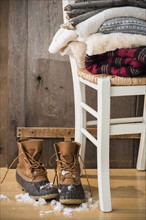 Studio Shot of snow boots and folded blankets.
Photo : Jamie Grill