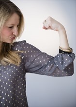 Portrait of blond woman showing muscle.
Photo : Jamie Grill