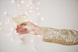 Studio Shot of female's hand holding champagne .
Photo : Jamie Grill