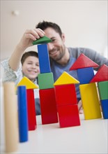Father stacking blocks with his son (8-9) .
Photo : Jamie Grill