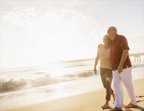 Senior couple walking on beach.
Photo : Daniel Grill