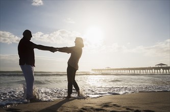 Senior couple dancing on beach.
Photo : Daniel Grill