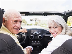 Senior couple in convertible car.
Photo : Daniel Grill