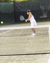 Senior woman playing tennis.
Photo : Daniel Grill