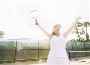 Senior woman on tennis court.
Photo : Daniel Grill