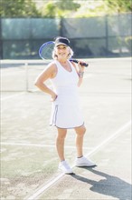 Portrait of senior woman on tennis court.
Photo : Daniel Grill