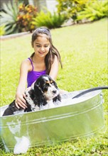 girl (8-9) bathing dog.
Photo : Daniel Grill