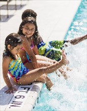 Girls(4-5, 8-9) and boy (6-7) playing on swimming pool.
Photo : Daniel Grill