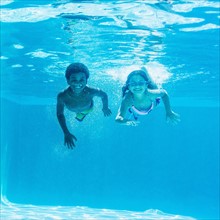 Girl and boy ( 6-7, 8-9) swimming.
Photo : Daniel Grill