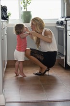 Woman playing with daughter(6-11 months) in kitchen.
Photo : pauline st.denis
