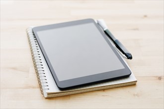 Studio shot of digital tablet, Spiral notebook and ballpoint pen.
Photo : Kristin Lee