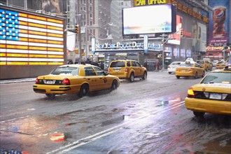 Yellow taxis on Time Square.
Photo :  Winslow Productions