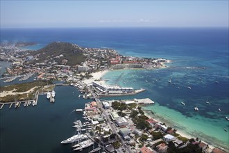 Aerial view of town, marina and Caribbean sea.
Photo :  Winslow Productions