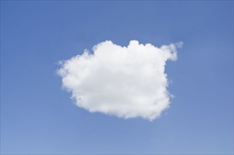 One cloud on blue sky.
Photo : Tetra Images