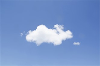 White cumulus cloud in clear blue sky
