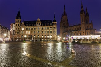 View across town square towards Rathaus and Marktkirche