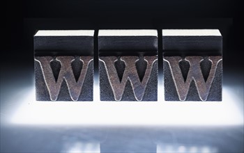 Word "WWW" carved in blocks.